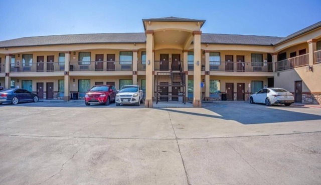 Relaxing Unit Near Tracie’s Bar With Parking And Daily Breakfast