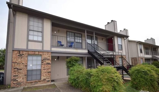 Remodeled Condo, 2 Bed 1 Bath in a 4-Plex with Assigned Parking and W/D