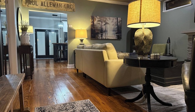 Renovated & Newly Refined~ w/Front porch & w/Back deck charm~ Scott/Lafayette