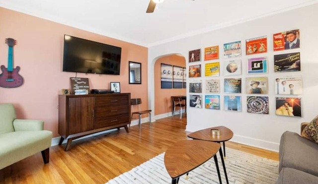 Retro 1BR for 4 w/King Bed near Music/BBQ Fest! in Memphis