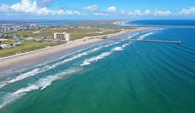 Ridley Retreat Community Pool, Mins to the Beach Corpus Christi + Port A