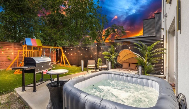Right Spacious 8-bedroom townhome in awesome Dallas with AC