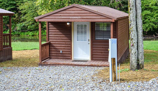 River Forge Cabin 76 - Cozy and Rustic 1 Bedroom Cabin - Creek Front in Harrogate