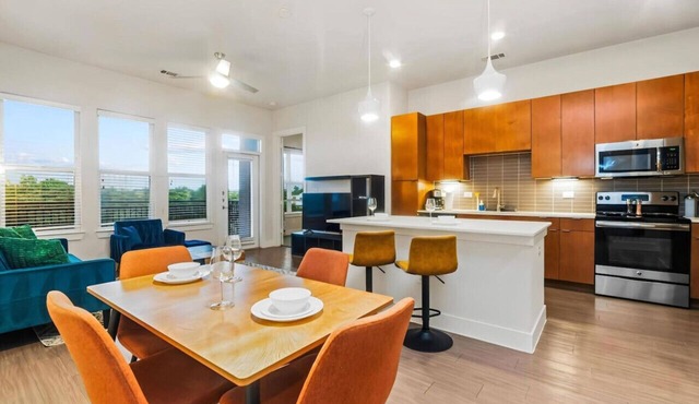 River Walk Luxury: 2BR Apt | River Views+Pool+Gym