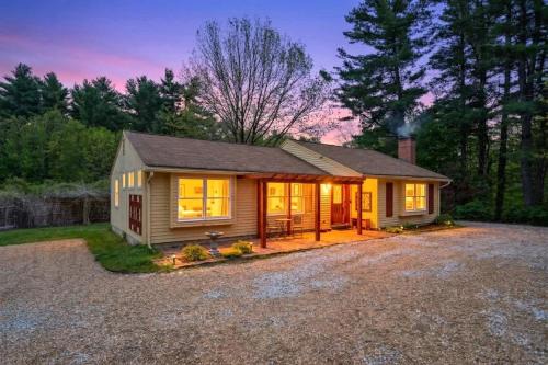 Riverfront 2BR Home King Suite Patio & Grill in Epping