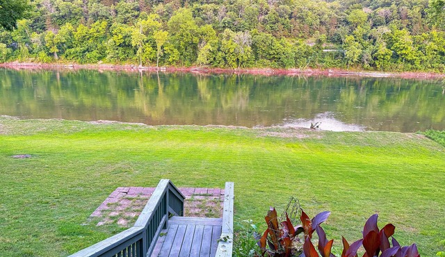 Riverfront Escape w/Fishing, Patio & Fire Pit in Norfork