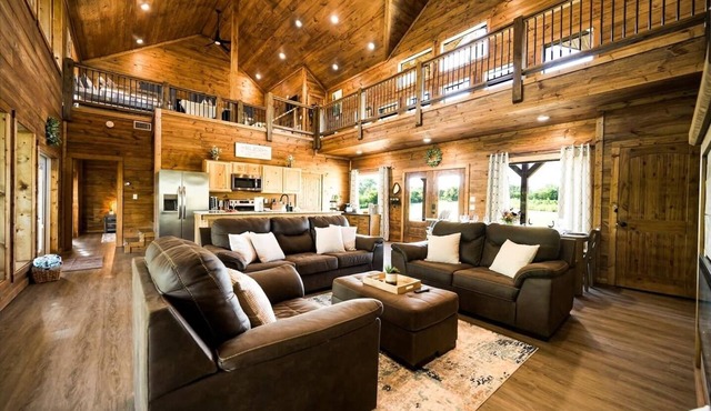 Riverside Family Cabin, Pets, Kayaks, Nintendo, Ping Pong. FREE Gym At/By Sweat Shack.