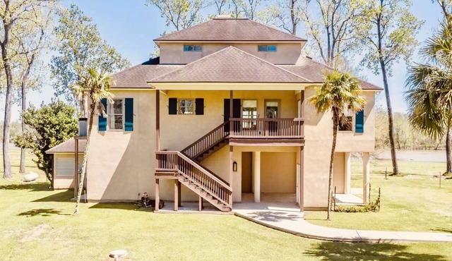 Riverside Retreat w/Pool & Water Front Dock in Louisiana's Paradise!