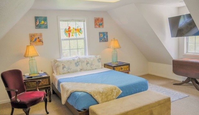 Robin's Nest Garage Apartment Studio in Peaceful, Safe, Historic Neighborhood
