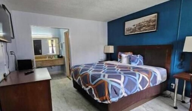 Rodeway Inn Hattiesburg North - King Room - Smoking 4