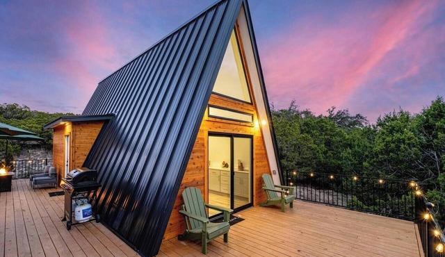 Romantic A-Frame Escape Hot Tub and King Bed in Hays County