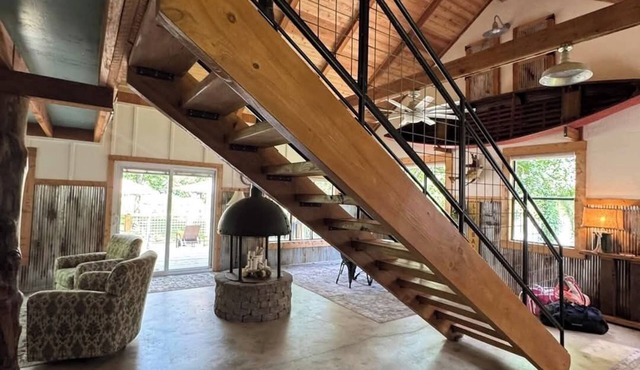 Romantic couples retreat 100 feet from Current River, Doniphan, MO in Doniphan