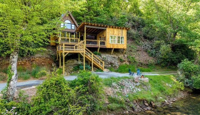 Romantic Riverfront Cabin with Pool Access in Blue Ridge, Georgia in Blue Ridge