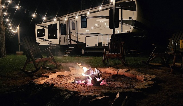 Romantic Stay in Beautiful New RV on 30 Acres