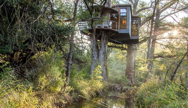 Romantic Tree House Rental with Soaking Tub near Austin in Spicewood, Texas