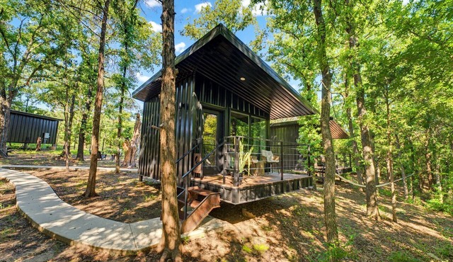 Romantic Woodland Cabin Hideaway Near the Lake in Scenic Texas Countryside