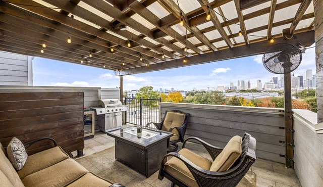 Rooftop EaDo Nr Downtown | Yard BBQ Games WiFi