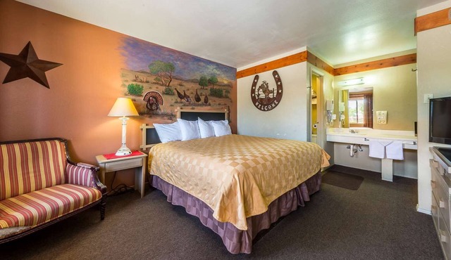 Room Near Junction Golf Club - 2.5 miles | Free Parking + Seasonal Outdoor Pool