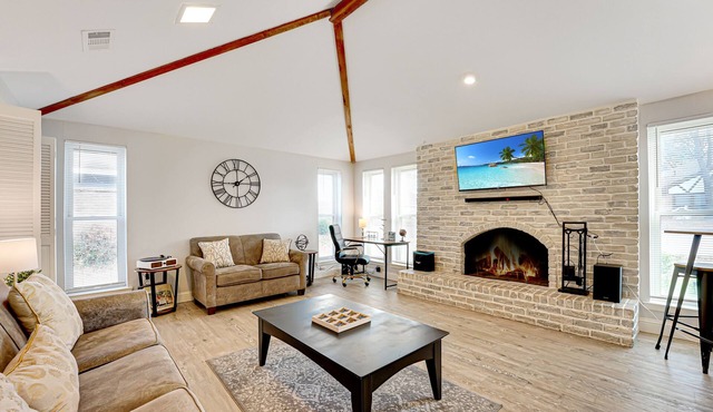 Roomy, Pet Friendly 4/3 with Pool & Games
