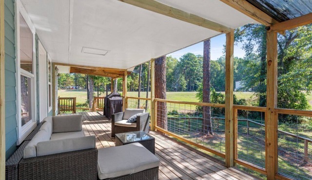 Runway Paradise: Relaxing getaway close to town