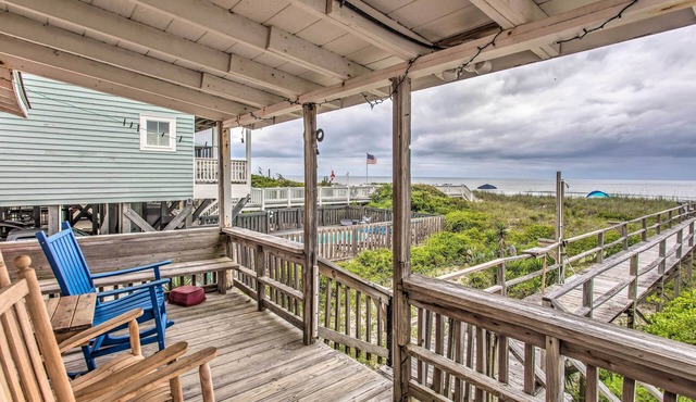 Rustic Beachfront Cottage w/Deck & Boardwalk in Holden Beach