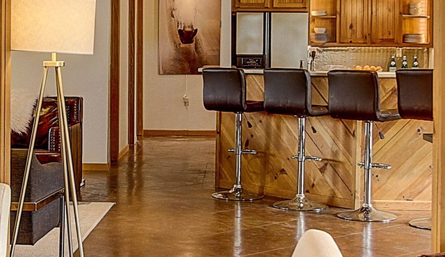 Rustic, Beautifully Appointed Cabin in Oak Studded Privacy in Chico