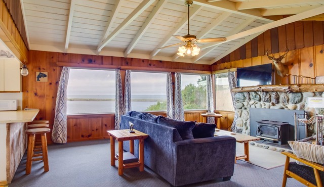 Rustic Coastal Smith River Cottage w/Ocean Views! in Smith River