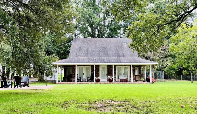 Rustic cottage on Cane River. Perfect place to relax, fish, and enjoy the water