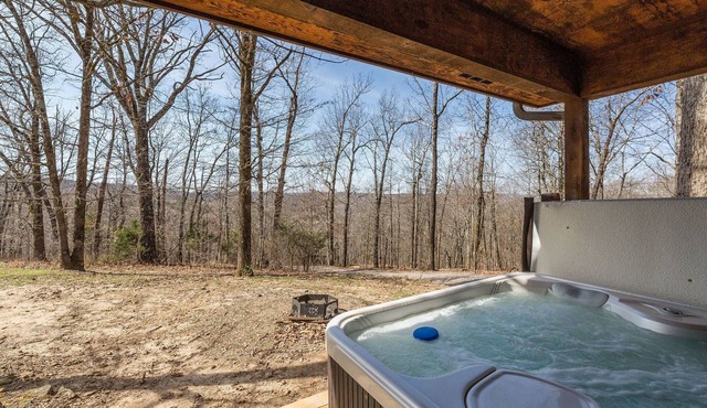 Rustic Coyote Ridge Cabin with a Hot Tub