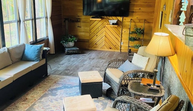 Rustic Cozy cabin with water and dock access