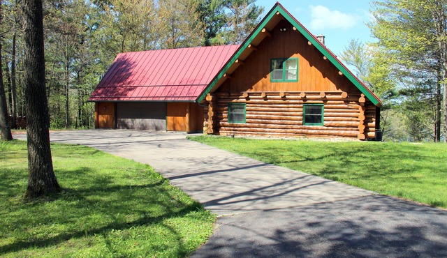 Rustic Full Log Home on quiet Lake Onland - Family and Pet Friendly in Amherst Junction