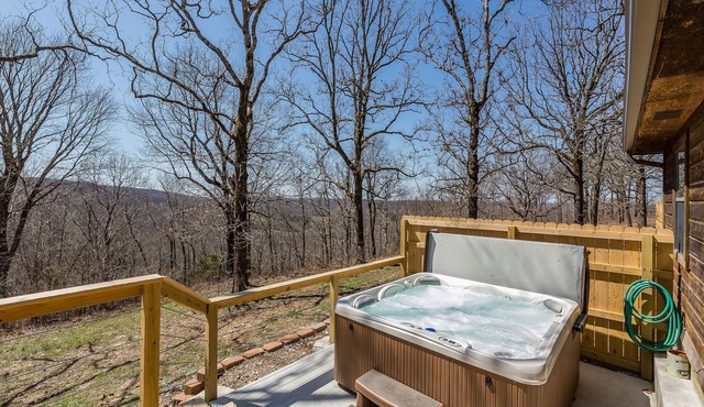 Rustic Lazy Bear Cabin with a Hot Tub