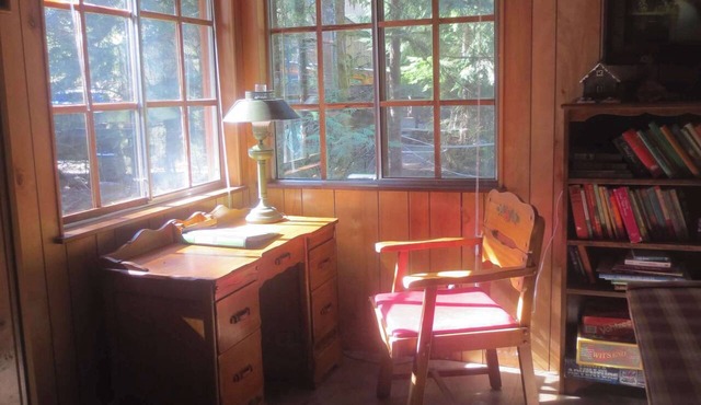 Rustic Riverfront Cabin in Mt. Hood- Hiking, Skiing, and Outdoor Adventures in Rhododendron