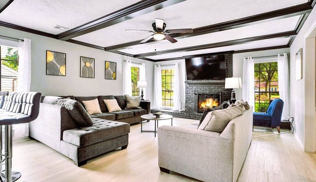 Saddlecreek Pool | King Bed Perfect for Groups in Houston