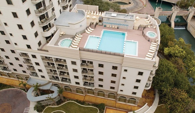 San Antonio, TX: 1BR w/Whirlpool Tub, Free WIFI, Resort Pool, 0.5 Mi. River Walk