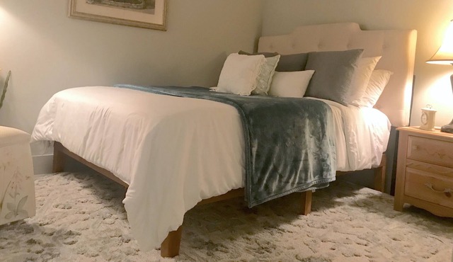 Savannah Charm Poolside Cottage - 3 mins fr Downtown! in Savannah