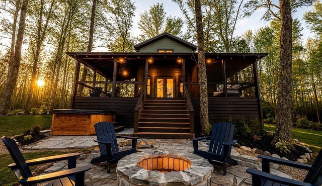 Scenic Bluffside Tiny Home Retreat with Kid-Friendly Loft near South Cumberland in Monteagle, Tennessee in Monteagle