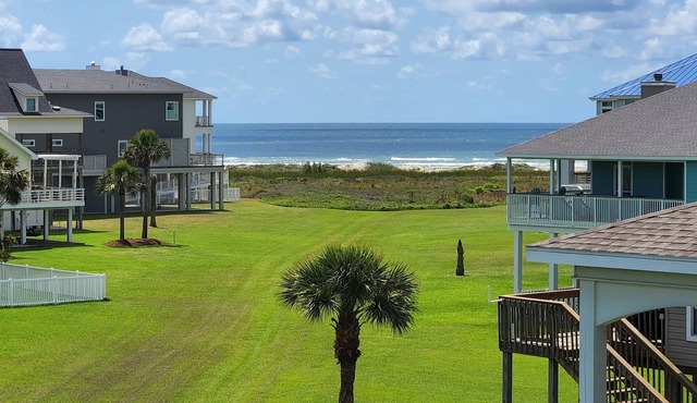 Sea Turtle Tango- Close to beach! Community Pool!