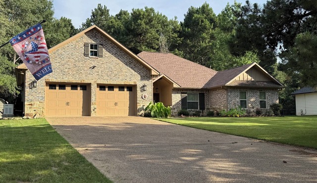 SECaT Retreat: Secluded 3-bedroom house in welcoming Holly Lake Ranch with AC