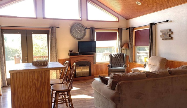 Secluded cabin w/big wrap around deck minutes away from Cossatot River