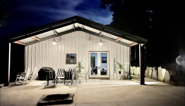 Secluded, cozy and clean retreat only 8 minutes from Harding University! in Searcy