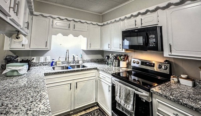 Secluded, private, peaceful, large 3 bedroom, 2 full bath, Country Brick Home