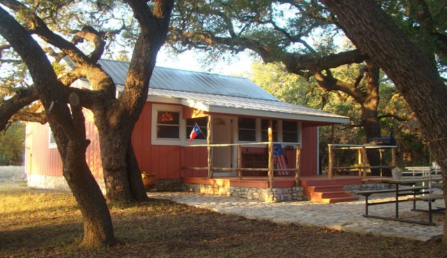 Secluded, shady river front Get-away cabin