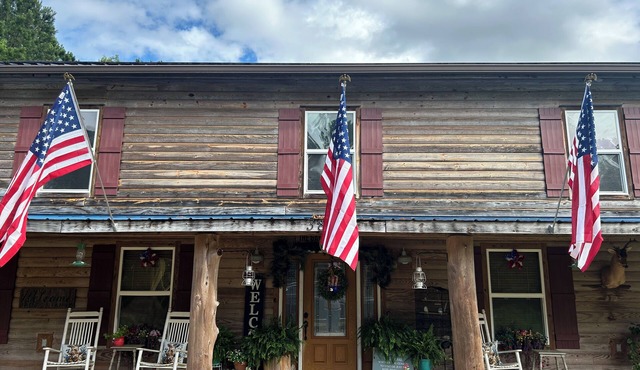 Serene 2-bedroom bed & breakfast four miles from Lake Okhissa in Meadville