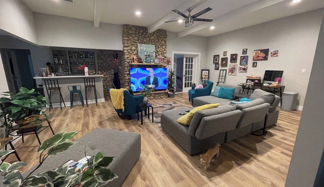 Serene 4-bedroom house in the charming Arlington Entertainment District.