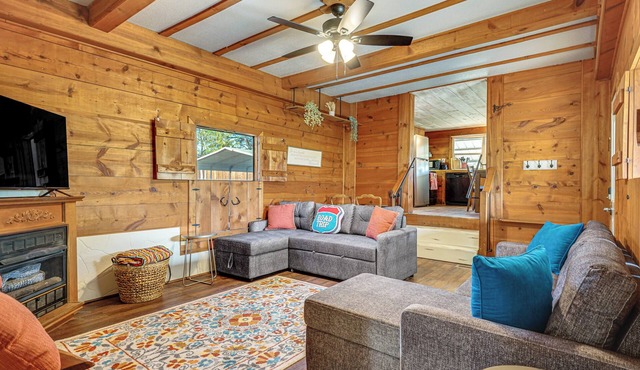 Serene Hilltop Hideaway: 7 Mi to Weatherford!