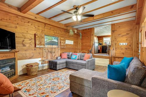 Serene Hilltop Hideaway: 7 Mi to Weatherford!