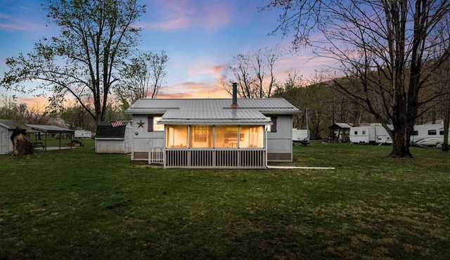 Serene Riverfront Cabin Haven near South Branch Potomac River in West Virginia in Springfield