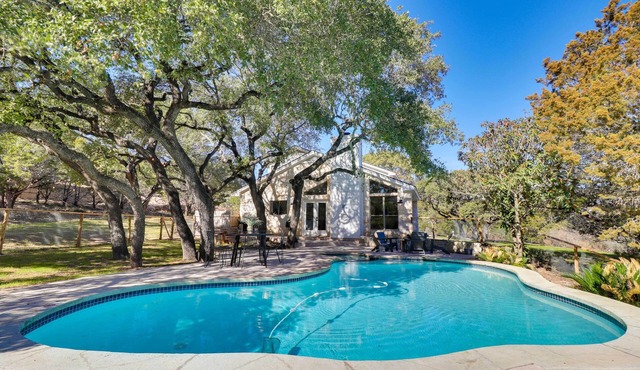 Shaded Getaway w/BBQ & Fire Pit in Austin!