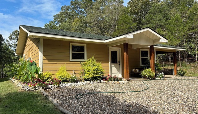Shady Pines Cottage; A Charming 2-Bedroom Cottage. Pet-Friendly!